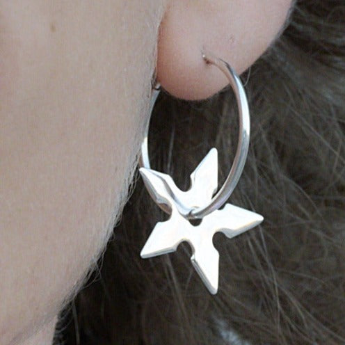 SHURIKEN STAR SMALL EARRING, shiny silver